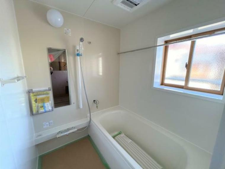 【ユニットバス】浴室はハウステック製の新品のユニットバスに交換します。足を伸ばせる1坪サイズの広々とした浴槽で、1日の疲れをゆっくり癒すことができますよ。