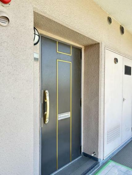 【リフォーム済】玄関ドアの写真です。インターホンの交換とカギの交換を行いました。