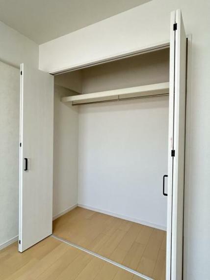 【リフォーム済】洋室収納写真です。パイプハンガー付きの枕棚を新設しました。ドア部分も交換しました。