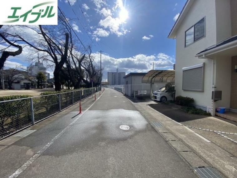 前面道路含む現地写真です