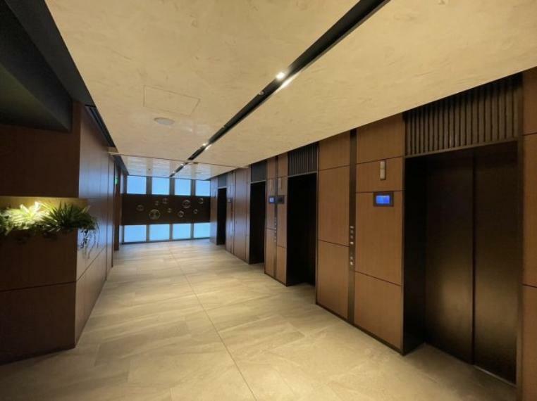 【エレベーターホール】上質な雰囲気がほとばしる、ホテルライクなエレベーターホールです。