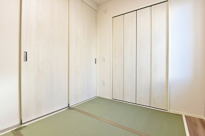 柔らかい床が居心地の良い約3.8帖の和室付き。引き戸を開放すれば、LDKと一体化して使用可能です。