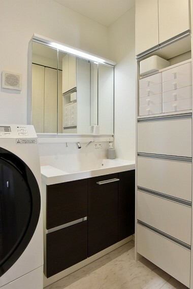 身支度とお洗濯が同時に可能な洗面スペース。忙しい朝の時間を有効的に使えます。