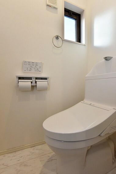 現代の必需品、温水洗浄便座付きのトイレももちろん設置されています。