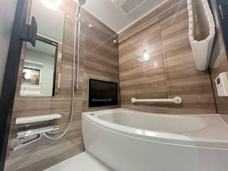 清潔感と高級感のあるカラーで統一した浴室。ゆったりお使い頂けるバスタブが心地よさをもたらします。