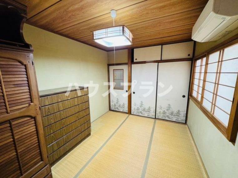 お昼寝スペースや客間に最適の和室、日本の伝統的な雰囲気を味わいながら、心地よいくつろぎの空間を提供します。畳の香りや触り心地、和風のインテリアが和の趣を醸し出し、リラックスできる場所を演出します。