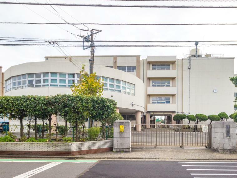 ■横浜市立六浦中学校…徒歩13分