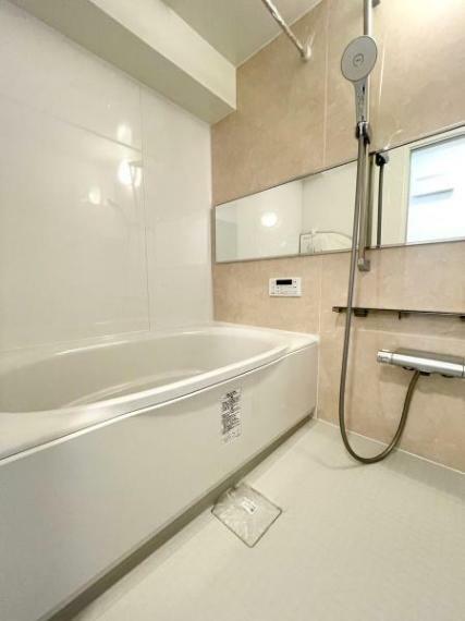 【浴室】<BR/>足をのばしてくつろげる広さになっております。ワイドな鏡で広さを感じさせてくれます。<BR/>冬や雨の日のお洗濯にもうれしい浴室暖房乾燥機付きです。