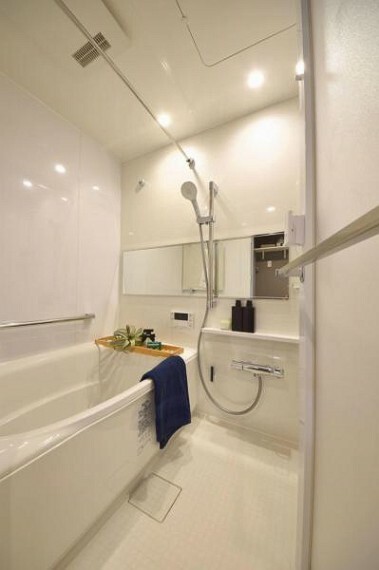 浴室換気乾燥機付きの白くて高級感のあるバスルーム