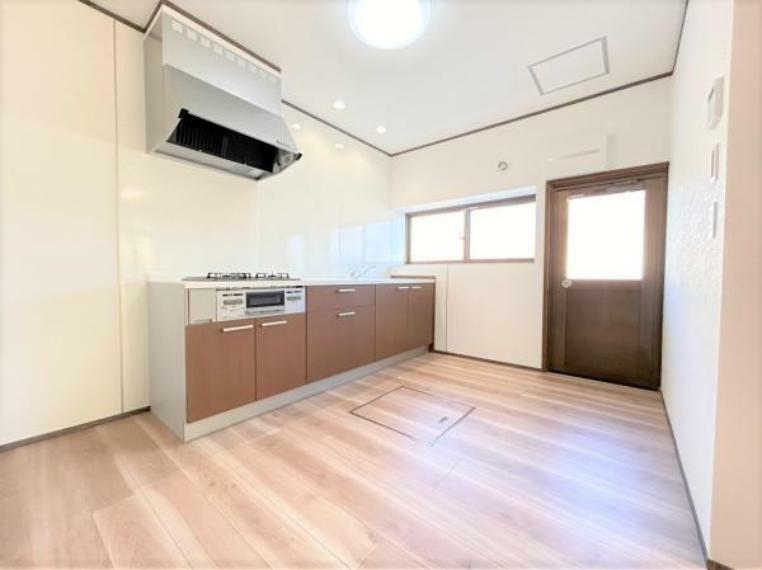 【リフォーム済】キッチンスペースを撮影しました。床はフローリング貼り、天井壁はクロス貼替を行いました。キッチンは新品交換しました。