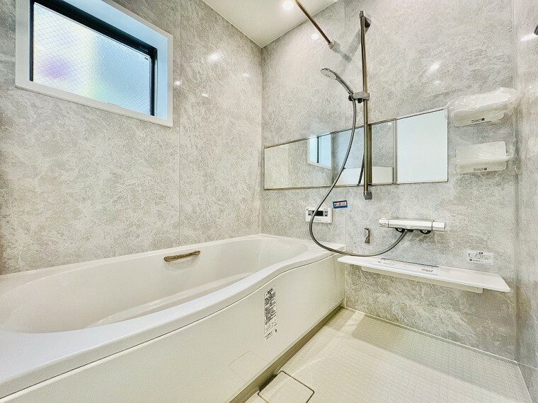 一日の疲れを癒すバスルームはお湯が冷めにくい浴槽を採用。光熱費の節約にも貢献。