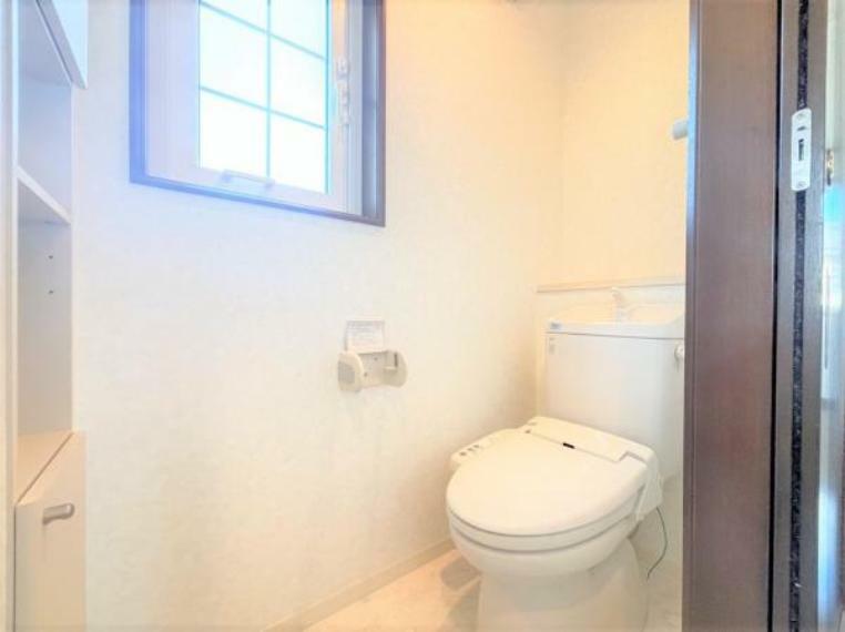 【リフォーム済】2階トイレを撮影しました。天井壁はクロス貼替、床はクッションフロア貼替を行いました。