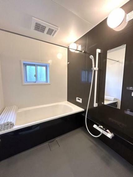【リフォーム中】浴室です。新品のユニットバスへ交換しています。1.25坪の広々とした浴室なので、1日の疲れをゆっくり癒すことができますよ。浴室暖房乾燥機付きです。