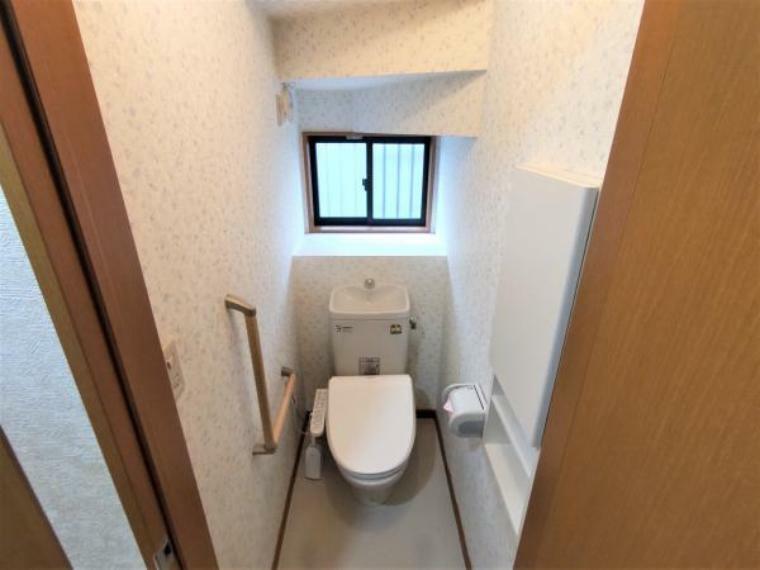 トイレです。小物の収納に便利な棚が設置されています。