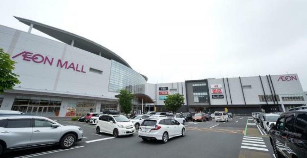 イオンモール高崎店様まで8.4km（車約16分）です。大型ショッピングセンターがあると週末のお買い物などに便利ですね。