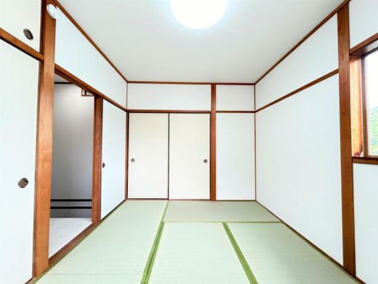 【リフォーム済】2階6帖和室は畳を表替え、襖・障子を貼替、天井・壁のクロス貼替を行いました。イグサの香りに癒される居心地の良いお部屋に仕上がりました。