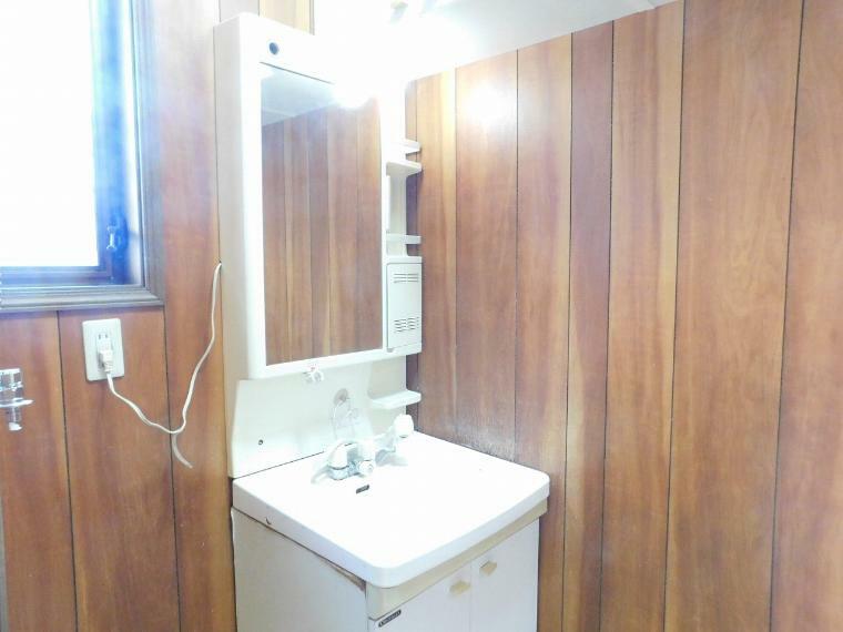 シンプルなスタイルの洗面室になっています。収納はしっかり確保され、誰もが使いやすい清潔な洗面室となっております。