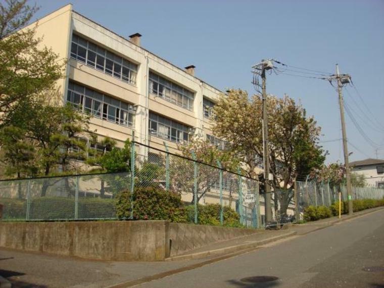 川崎市立平小学校（●地域にしっかりと根付いた平小学校です。学校・家庭・地域が一体感をもって子供たちを育てます。●）