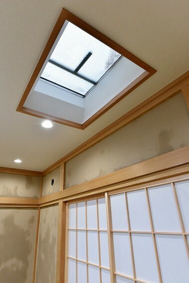 和室は天窓付きで開放感があります。