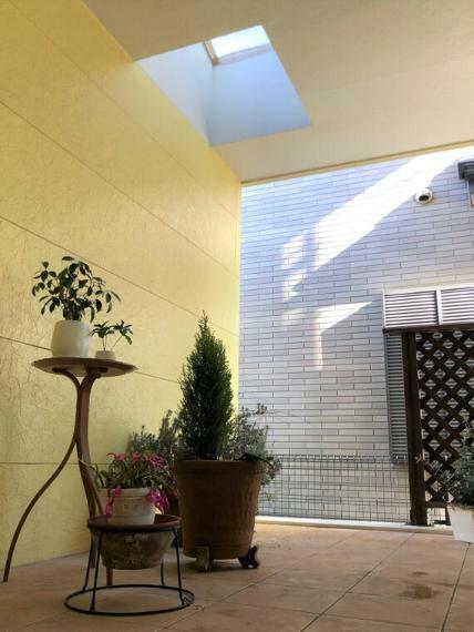 プライバシーの確保された中庭（パティオ）では、「明るさ」「開放感」「安心」をもたらしてくれるプライベートな空間。