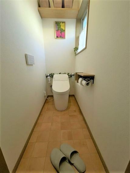 デザイン性・機能性を兼ね備えたタンクレストイレ。各階にトイレがあり、忙しい朝の準備がはかどります。