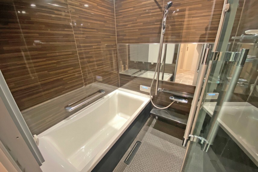 浴室（1616サイズ）。浴室乾燥、追い焚き等豊富な設備がございます。