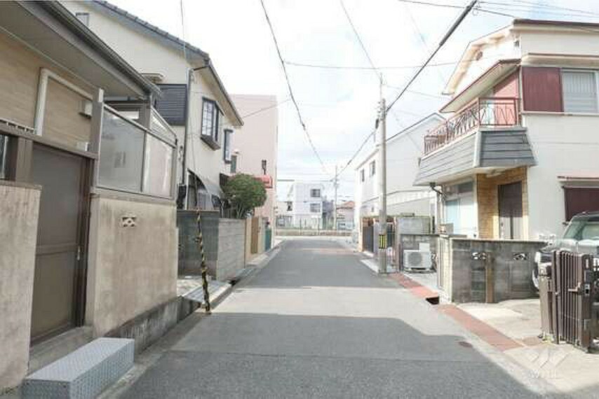 物件の南側前面道路（東側から）主に一戸建てと集合住宅が立ち並ぶ住宅地です。地勢は平坦で、標高は約10m。道幅4m前後の道路が多く、街路は整っています。