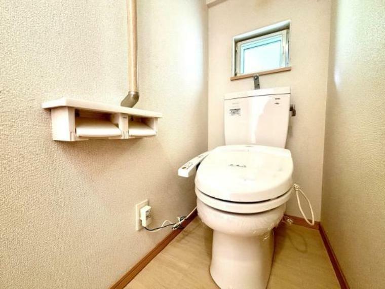 【温水洗浄便座付きトイレ】<BR/>トイレは快適な温水洗浄便座付です。清潔感のあるホワイトで統一しました。いつも清潔な空間であって頂けるよう配慮された造り。
