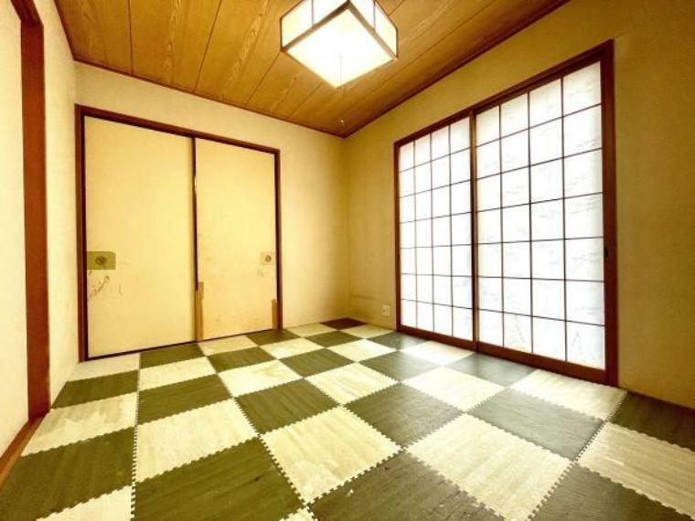 【JapaneseRoom】<BR/>意外と最近は珍しくなってきた「和」の空間。なぜかその居心地に癒される和室、リビングと続間となっており、開放するととっても大きな広がりのある大空間となります。
