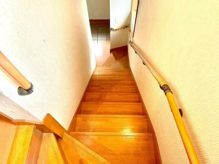【階段】<BR/>安全に配慮した手摺り付きと足元に気を使った広めの階段、老後も安心です。