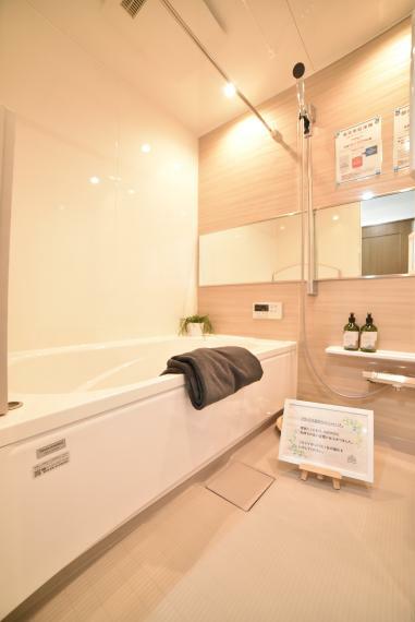 浴室換気乾燥暖房機付きのゆったりとした広さのバスルームで一日の疲れを癒せます。