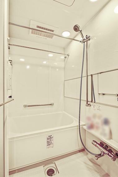 追い炊き機能・浴室換気乾燥機付きのユニットバス。浴槽にはマイクロバブル温浴（E.B.B）付き。