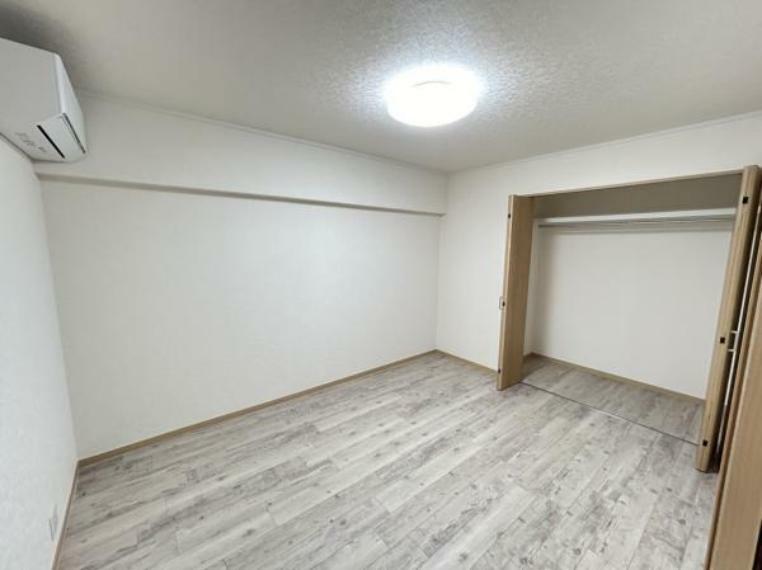 【リフォーム後写真】6畳の和室です。床の張替、クロス張り替え、照明交換、クローゼット設置等行います。