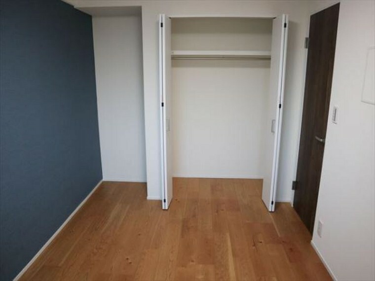 季節のお洋服などの保管が可能な収納スペースを設けております。居室内に余計な収納を置く必要がないため、家具を置くスペースを広く確保できます。
