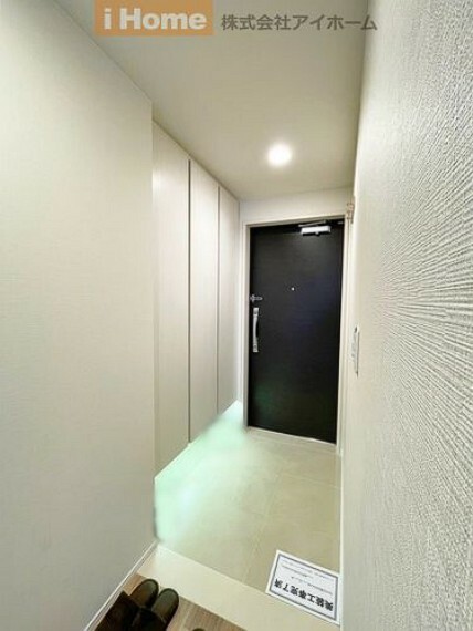 白を基調とした玄関。