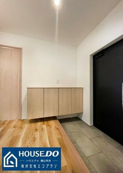 シックな色の玄関ドアと、木目調の床のコントラストがおしゃれな玄関！もちろんシューズボックス付き