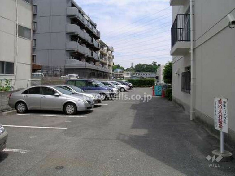 【駐車場】マンションの敷地内駐車場です。屋外平面式です。広々として停めやすいです。