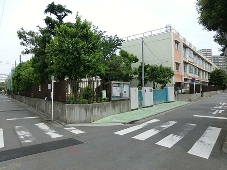 川崎市立東小田小学校 小学校への通学路は住宅街の中を歩く道のりで安心。子供の足でも歩いて5分程度の距離は安心感が違います。