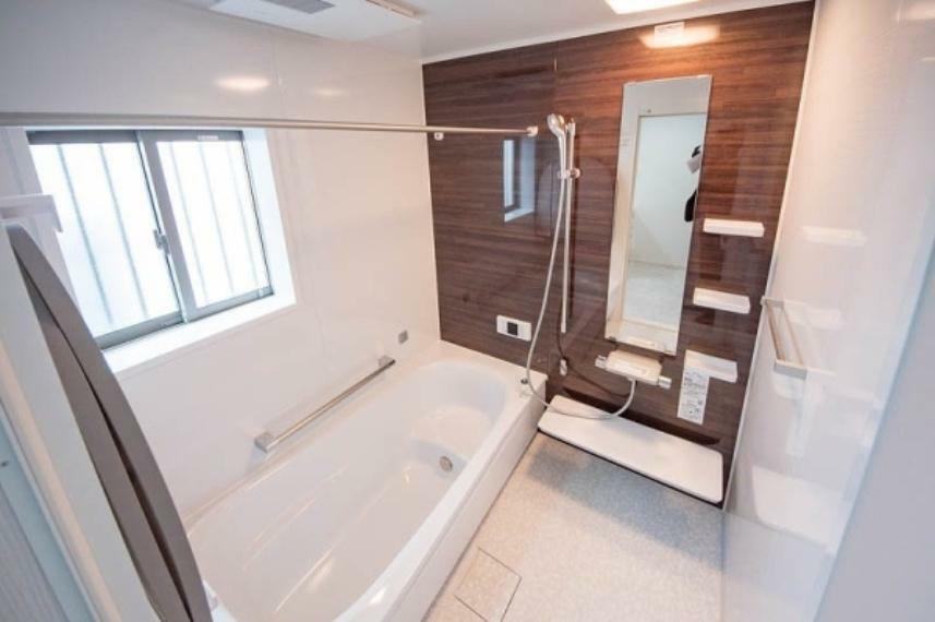 浴室暖房換気乾燥機付き、1坪タイプのユニットバス。スタイリッシュなデザインに、4時間後の温度低下を2.5度以内に抑える断熱構造。浴室の床下部まで断熱仕様の地球にもやさしいユニットバス。