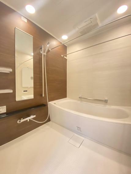 浴室乾燥暖房機付きの一日の疲れを癒せるゆったりとした広さの浴室です！