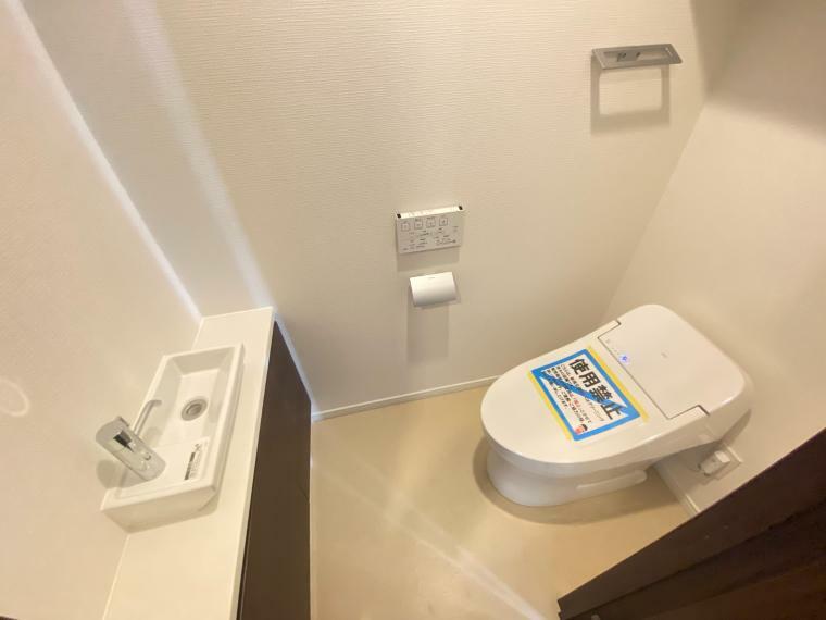 暖房便座ウォシュレット機能付きで快適にお使いいただけます！トイレ内には手洗い場完備です！