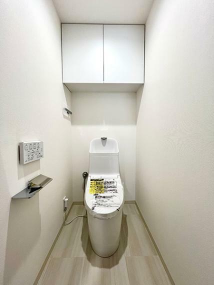 トイレは上部に吊戸棚があるのでトイレットペーパーなどを豊富に収納することが可能です。
