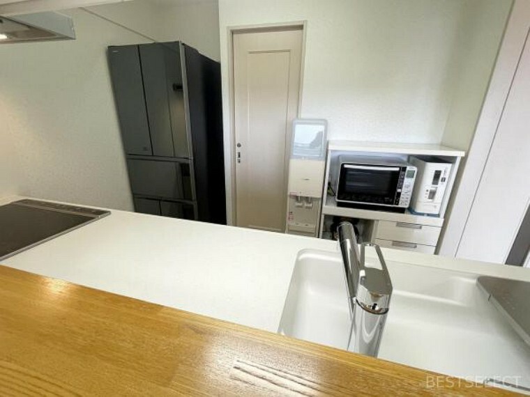 キッチンから洗面室へと直接出入りができる2Way仕様。日々の家事動線がコンパクトになりますね。