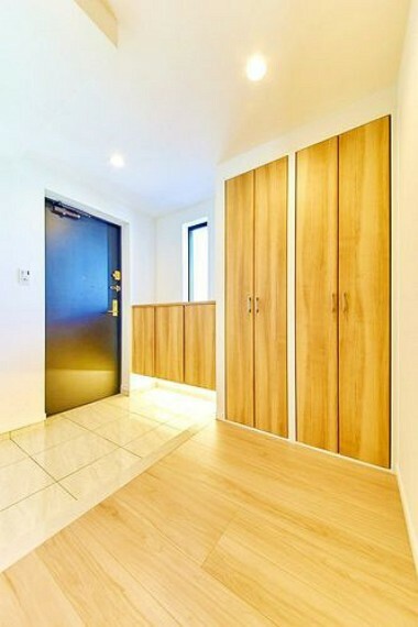玄関スペースは、豊富な収納力のある木目調のシューズボックスがあり、スタイリッシュな空間を演出してます。