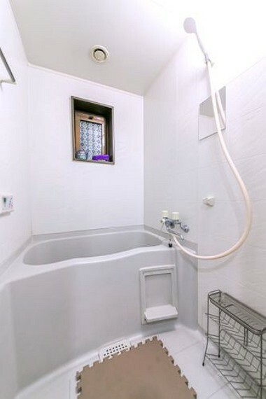 白を基調とした浴室、出窓があるので換気性も高いです。