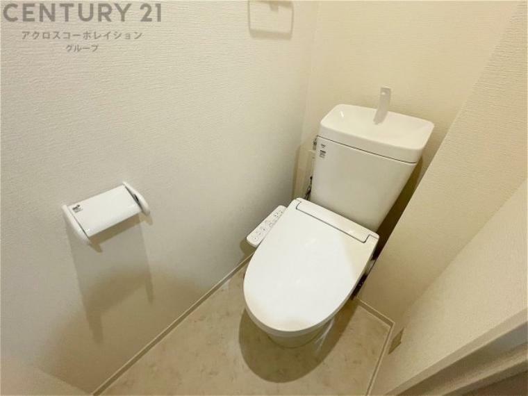 温水洗浄便座付トイレは温水洗浄機能により、暖かい水でおしりを洗浄することができ、冷たい水を使う従来の便座に比べ、温水洗浄機能で暖かいトイレを提供し、快適な使用を可能にします。