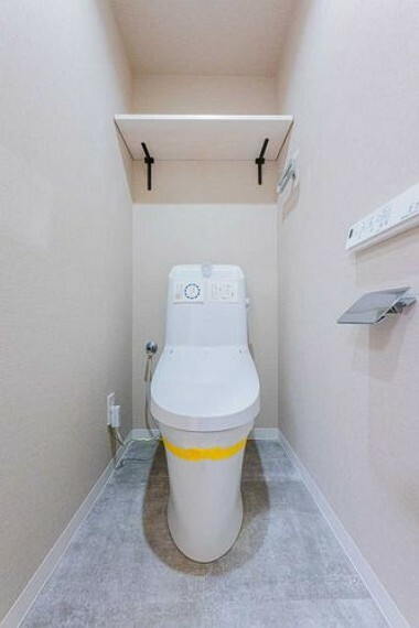 【トイレ】快適な温水洗浄便座付きトイレ。トイレットペーパーなどを置ける棚があります。