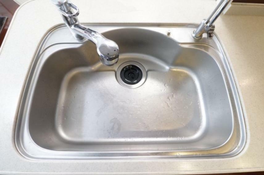 【キッチン】水はねの音が静かな静音シンクを採用。ディスポーザー付で衛生的に使用できます