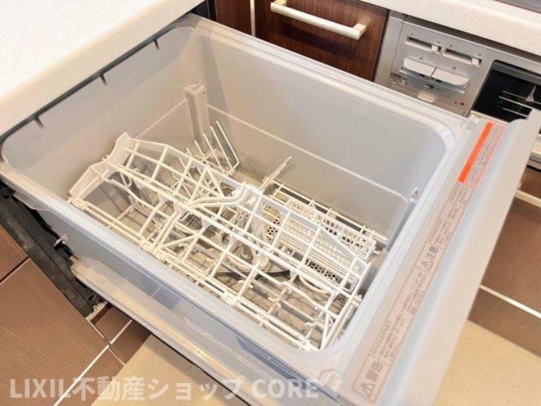 食器洗乾燥機付きで家族の食器もピカピカ。忙しい奥様には欠かせないアイテムのひとつ!!