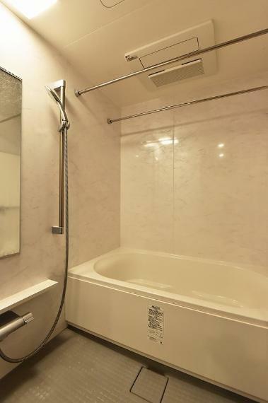 1418サイズのバスルームは浴室換気乾燥機付きです